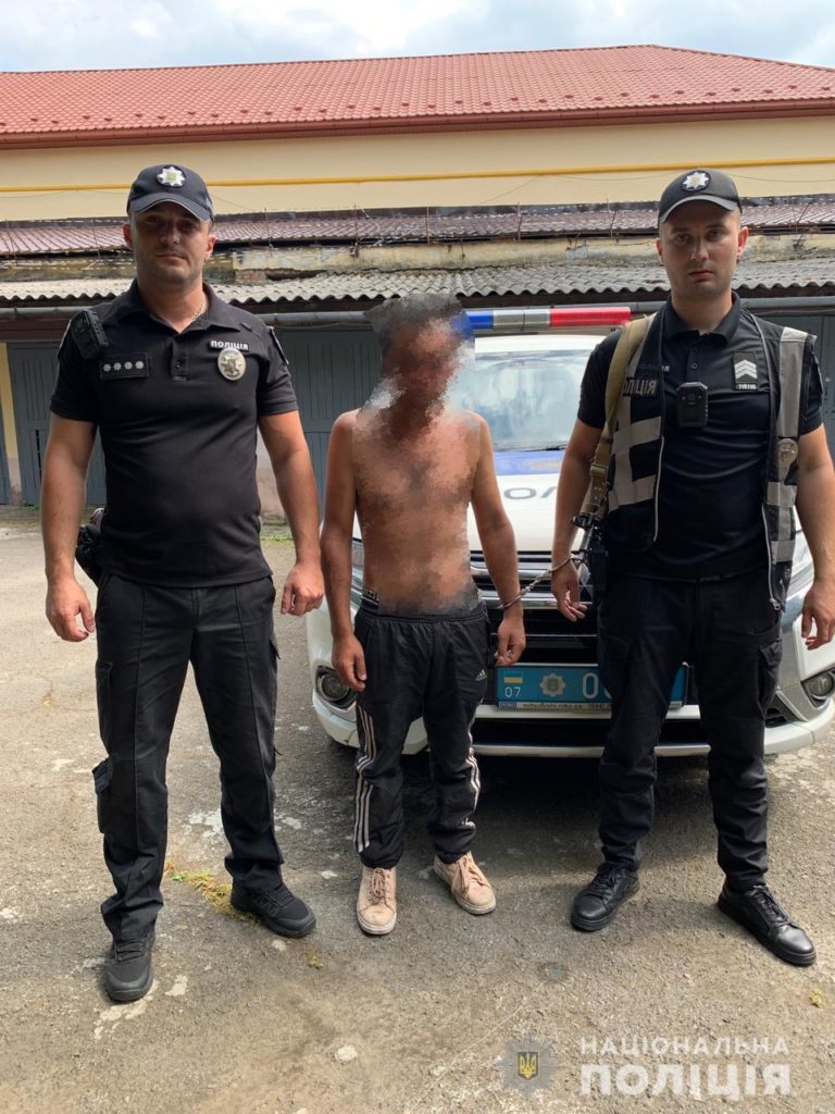 У Берегові раніше судимий чоловік напав на жінку та викрав телефон