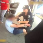 В Ужгороді на пероні агресивний чоловік накинувся на патрульну