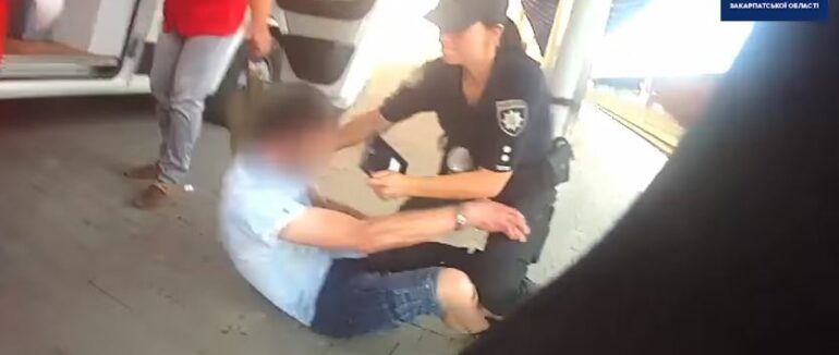 В Ужгороді на пероні агресивний чоловік накинувся на патрульну