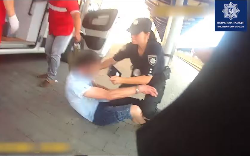 В Ужгороді на пероні агресивний чоловік накинувся на патрульну