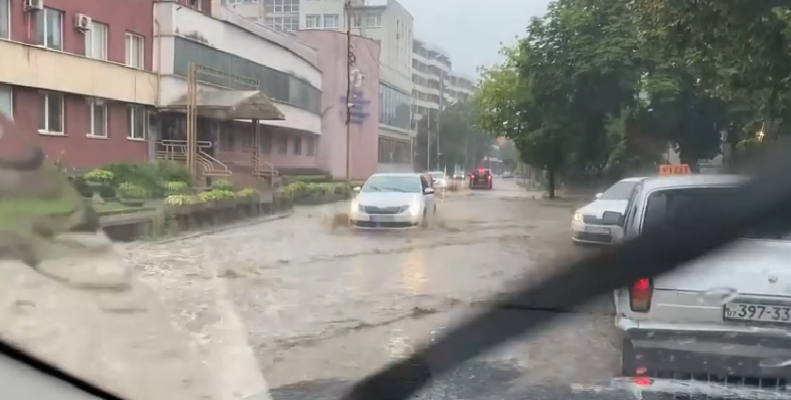 Місто Ужгород знову потерпає від дощу: вулиці міста затопило