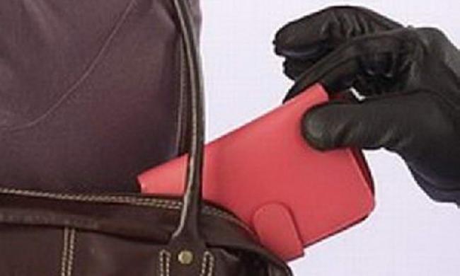 15 тисяч гривень та 300 євро: на Хустщині відвідувача басейну обікрали