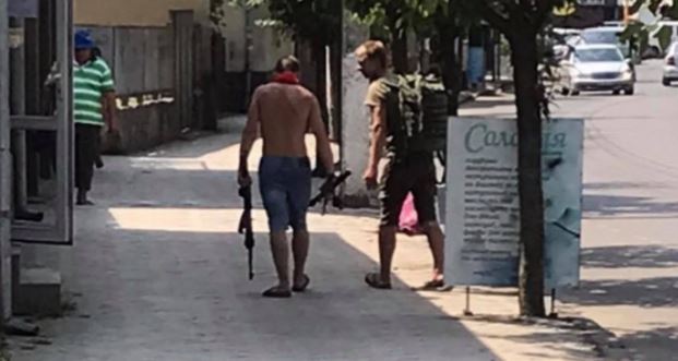 На Іршавщині двоє чоловіків розгулювали з автоматами