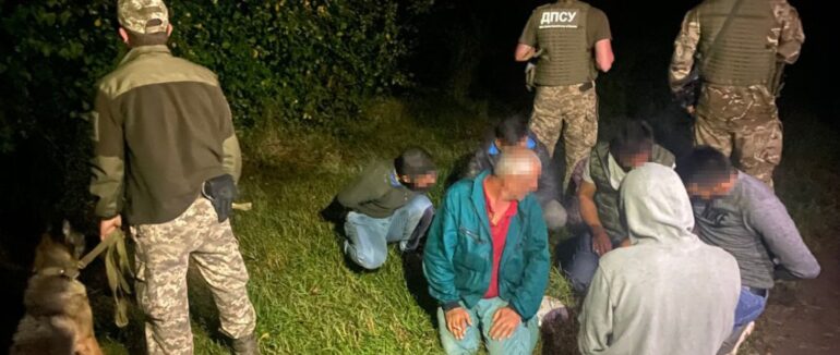 Спецоперація на Закарпатті: прикордонники затримали шістьох нелегальних мігрантів з Туреччини