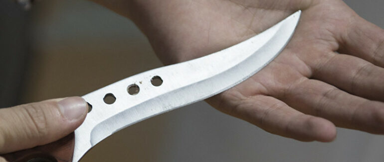 Чоловік намагався переправити холодну зброю до ЄС через закарпатську митницю