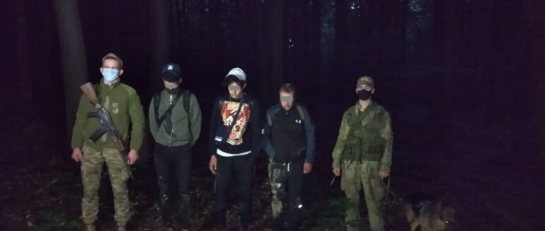 Прикордонники затримали групу нелегалів, які лісом пробиралися у Словаччину