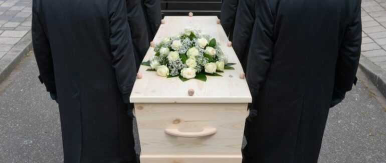 Літня француженка обкрадала мерців. Її арештували