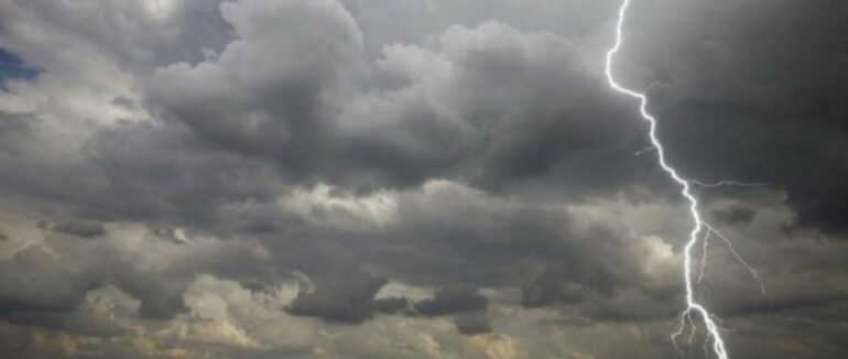 Майже сотня сіл та містечок залишились без світла: на заході України розгулялась негода