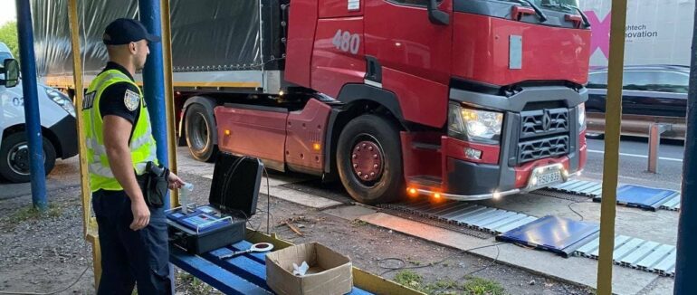 На Закарпатті перевіряють великовагові та великогабаритні автомобілі