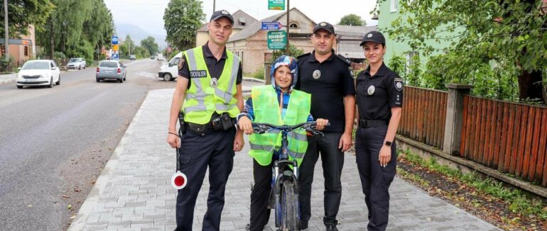На Закарпатті патрульні зупиняли автівки та велосипеди всі підряд