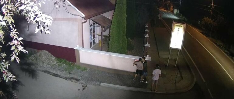 На Тячівщині п’яний хлопець поводив себе неадекватно та руйнував вказівні знаки