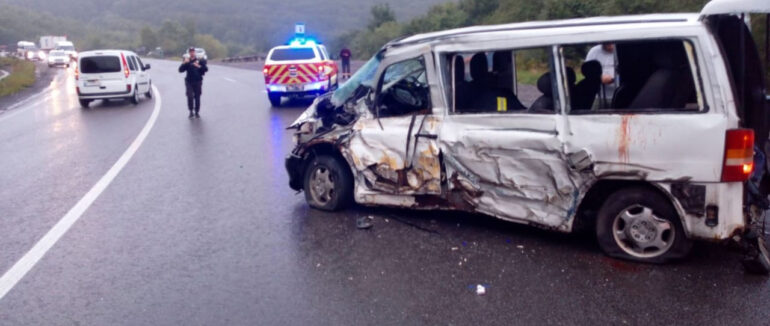 На трасі на Мукачівщині вантажівка зіштовхнулася з мікроавтобусом: чотирьох постраждалих деблокували рятувальники