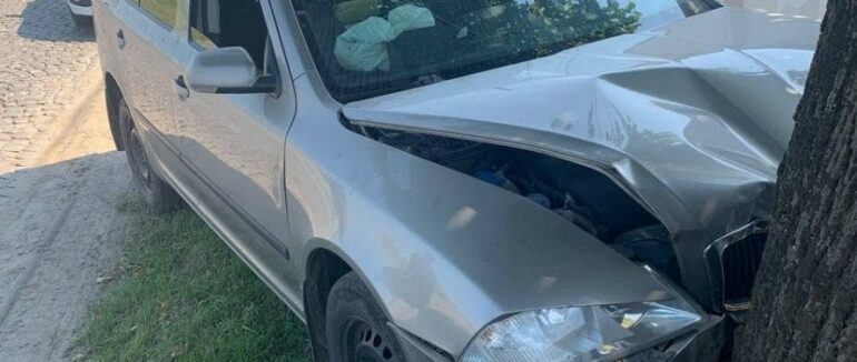 Знову п’яний водій: у Мукачеві легковик влетів у дерево