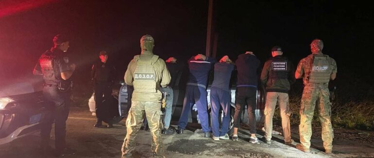 В закарпатському селі затримали автомобіль, в якому водій перевозив чотирьох мігрантів