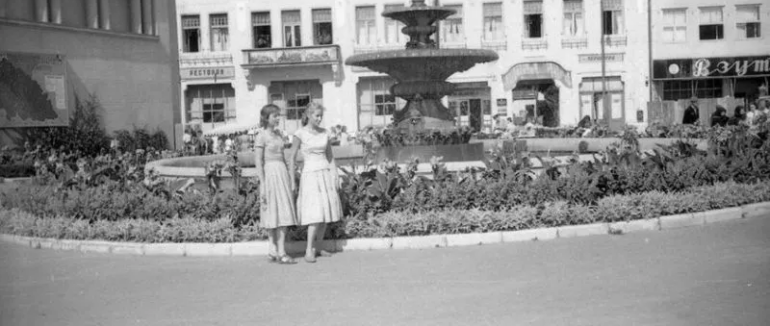 Центр міста в минулому: у мережі оприлюднили рідкісне фото площі Театральної в Ужгороді