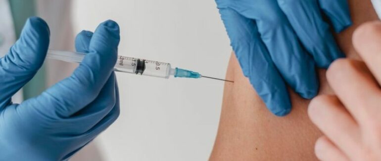 Сьогодні в Мукачеві вакцинуватимуть близько 300 освітян