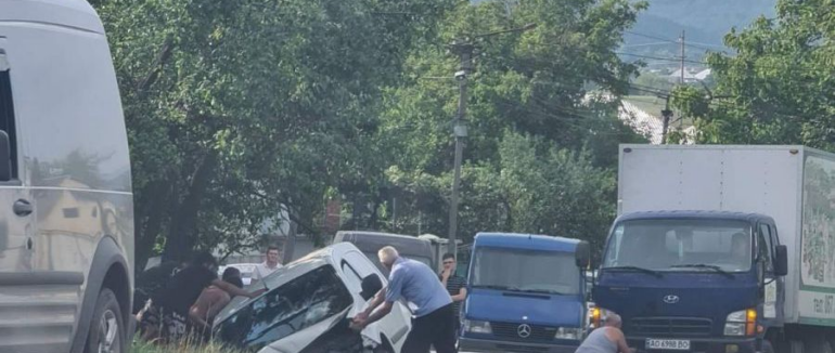 Аварія на Хустщині: легковик вилетів у кювет