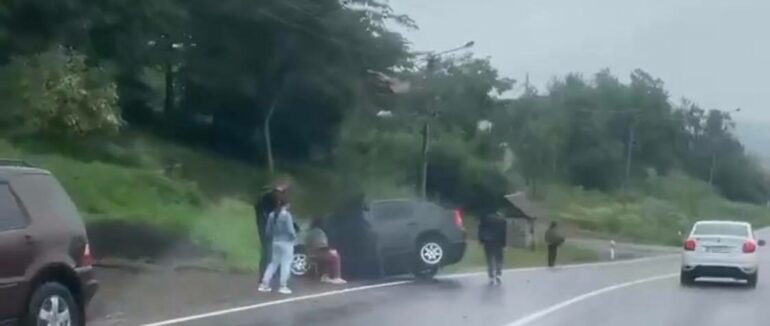 На Хустщині автівка вилетіла у кювет