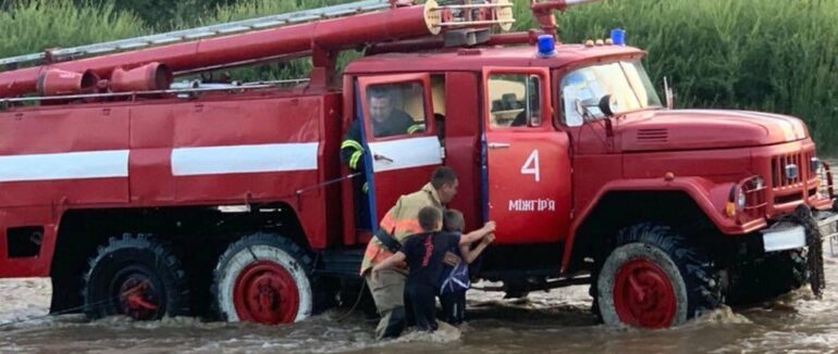 На Закарпатті надзвичайники допомогли трьом маленьким рибалкам вибратися з водного полону