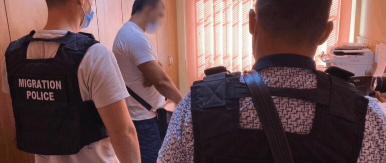 На Закарпатті викрила жителя Пакистану: іноземець незаконно перебував на Україні та надавав послуги перекладача