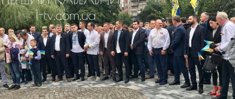 Найвищий на Закарпатті: сьогодні в Ужгороді урочисто підняли прапор України