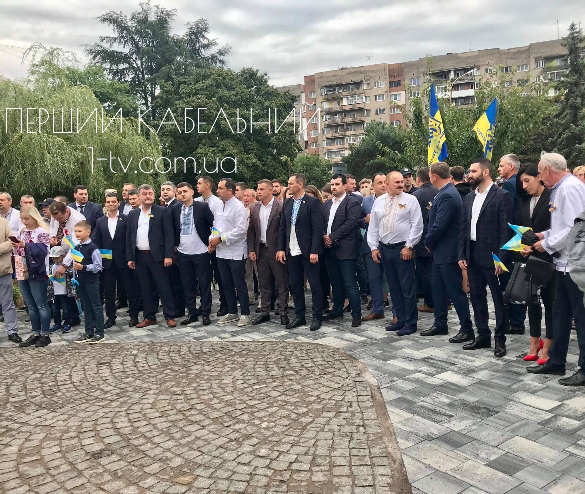 Найвищий на Закарпатті: сьогодні в Ужгороді урочисто підняли прапор України