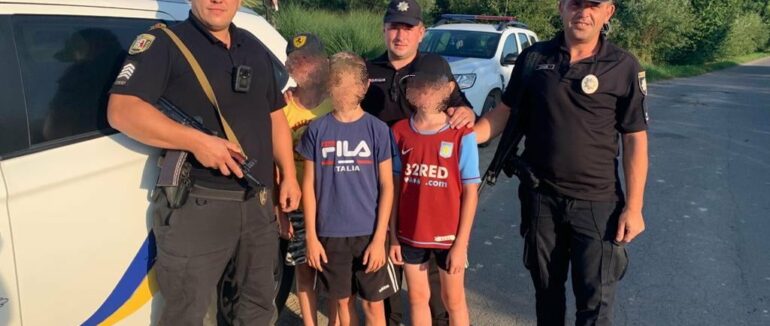 Заблукали в лісі: на Закарпатті поліцейські розшукали зниклих дітей