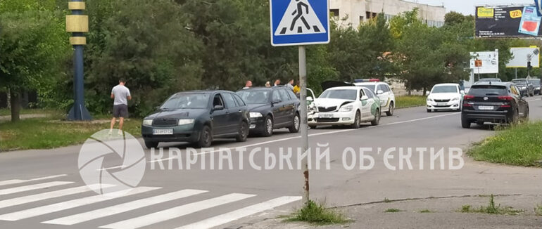 В Ужгороді сталася ДТП: зіштовхнулися чотири легковики