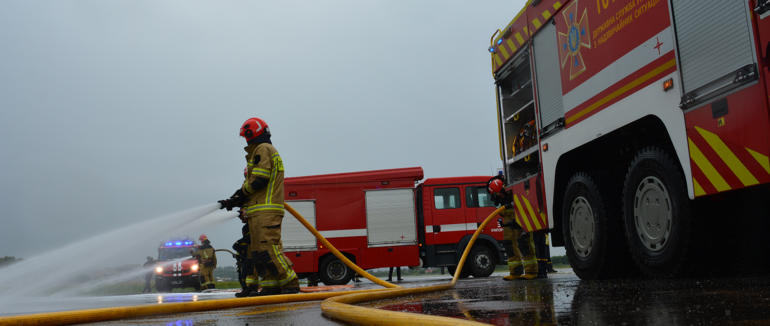 Тренування для рятувальників: в Міжнародному аеропорту «Ужгород» гасили пожежу