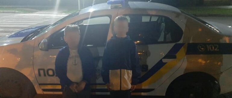 У Мукачеві діти пішли з дому та не повернулися: на щастя, поліцейські розшукали малечу