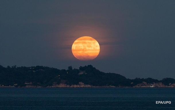 Над Землею зійшов “осетровий” Місяць
