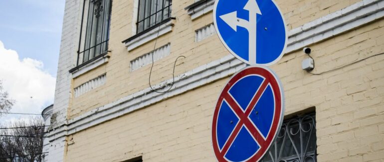 Юрист розповів, коли водій може ігнорувати вимоги дорожніх знаків