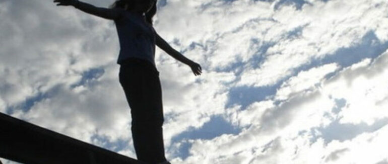 У Мукачеві жінка намагалась покінчити життя самогубством: момент потрапив на відео