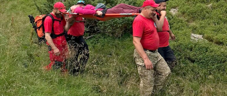 Майже 3 години спускали на ношах: у горах на Закарпатті туристка потребувала допомоги рятувальників