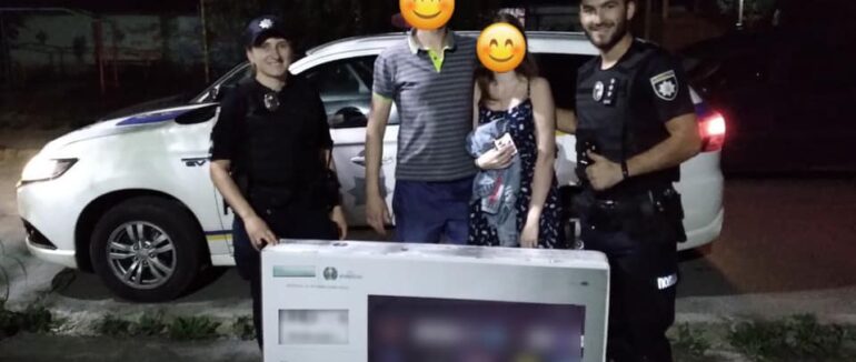 В Ужгороді у дівчини викрали з автомобіля новий телевізор