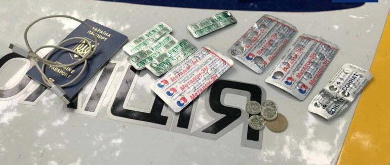 В Ужгороді у центрі міста чоловік поводив себе неадекватно: місцевим довелося викликати поліцію