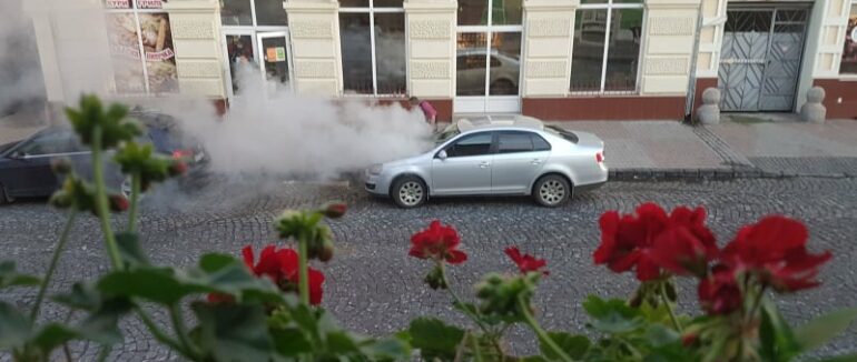 Вранці у центральній частині Мукачева з невідомих причин зайнявся легковик