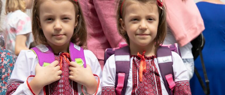 Соціальна акція в Ужгороді: 70 першокласників отримали наплічники та канцтвовари