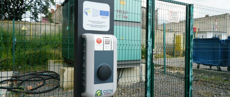 У Мукачеві встановили зарядний пристрій для електроавтомобілів