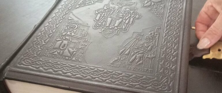 Королівське Євангеліє 1401 року: в Ужгороді до річниці незалежності України показали рукописну пам’ятку