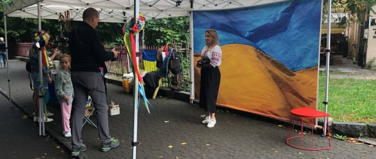 Традиційне “Фото патріота”: в Ужгороді на набережній Незалежності проводять благодійну акцію