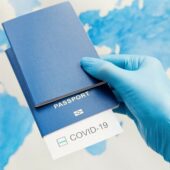 У світі стрімко зростає популярність фейкових сертифікатів вакцинації від COVID-19