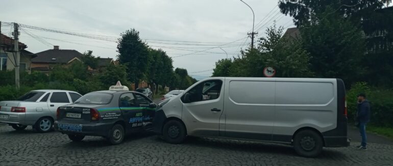 ДТП у Мукачеві: навчальне авто не розминулось з мікроавтобусом