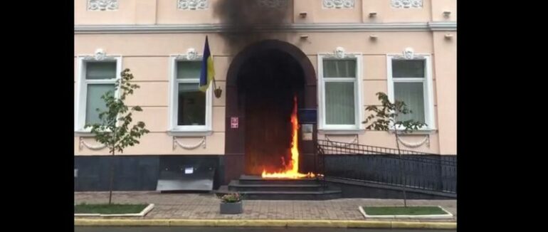 В офіс омбудсмена Денісової в центрі Києва кинули коктейль Молотова
