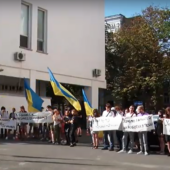 Лист посольству: чеська та українська профспілки заробітчан влаштували акцію під посольством Чехії (ФОТО; ВІДЕО)