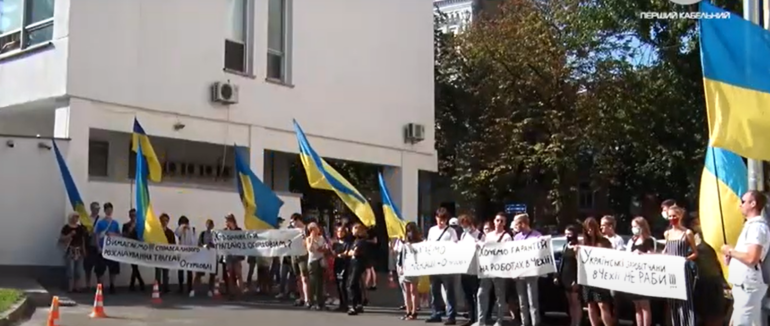 Лист посольству: чеська та українська профспілки заробітчан влаштували акцію під посольством Чехії (ФОТО; ВІДЕО)