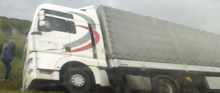 Нічна ДТП на Мукачівщині: вантажівка потрапила до кювету