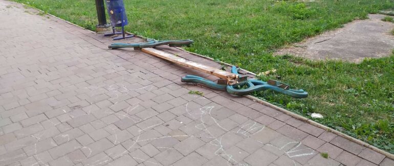 Черговий акт вандалізму: в Ужгороді продовжують нищити лавиці