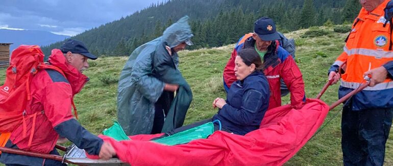 Послизнулася і впала: на Рахівщині рятувальники врятували туристку