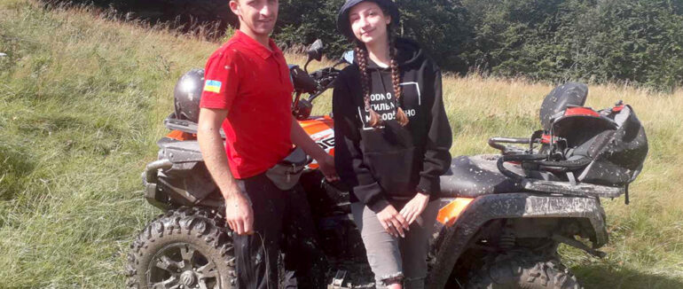 В Каратах 23-річна дівчина підвернула ногу: гірські рятувальники надали допомогу травмованій